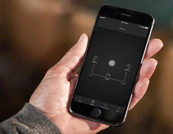 Smartphone zeigt die Resound Nexia App zur Steuerung von Hörgeräten mit Auracast, ermöglicht benutzerdefinierte Einstellungen und Hörverbesserungen.