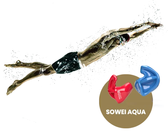 Ein Schwimmer mit SOWEI AQUA Gehörschutz, der das Eindringen von Wasser in die Ohren während des Schwimmens verhindert.